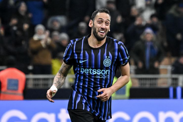 Hakan Calhanoglu dopo aver segnato un gol con l'Inter in Champions