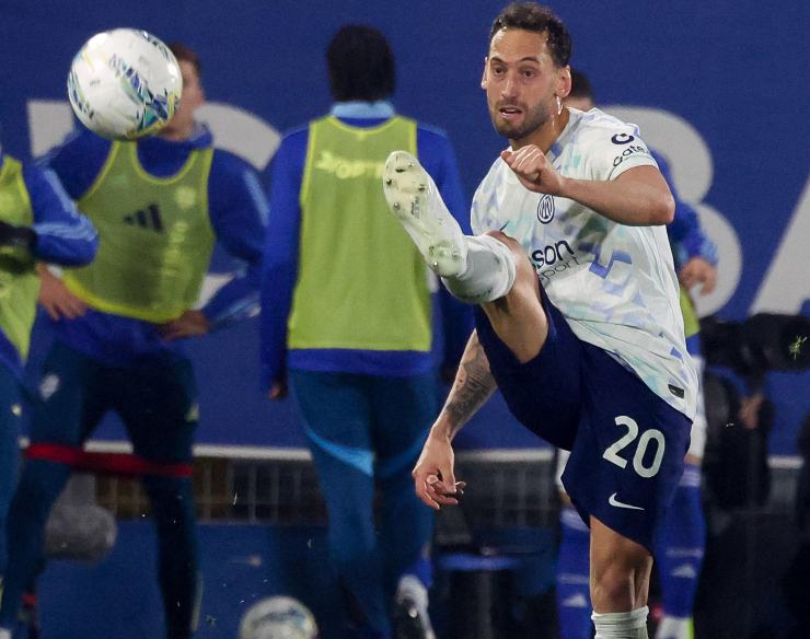 Il centrocampista turco Calhanoglu mentre batte una punizione