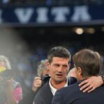 Il tecnico dell'Inter Chivu poco prima di una gara mentre saluta Conte