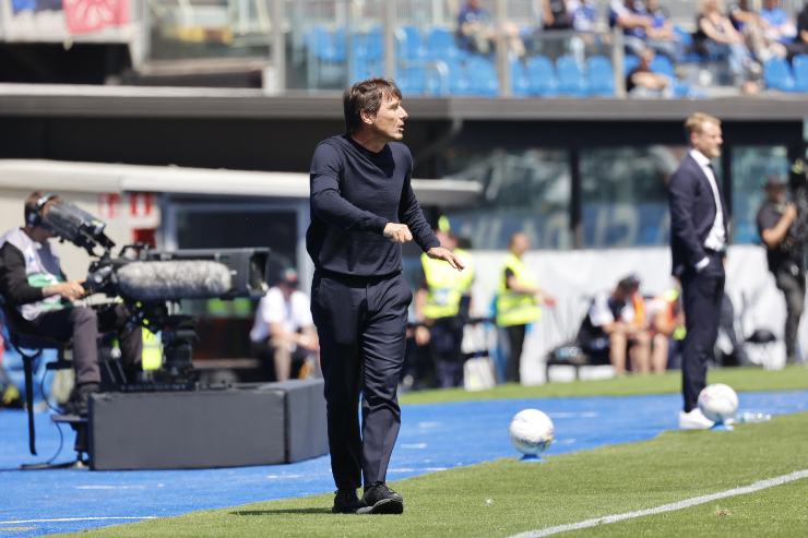 Antonio Conte mentre cerca di dare indicazioni 