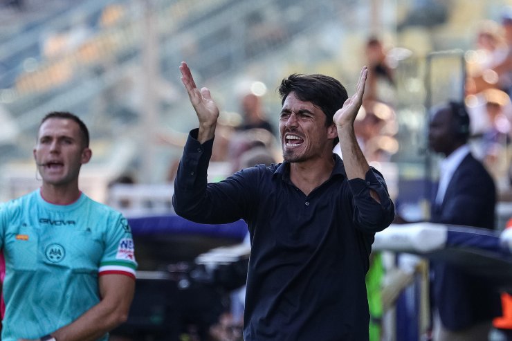 Il tecnico del parma Cuesta mentre sprona i suoi contro il Genoa