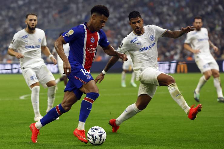 Emerson Palmieri mentre contrasta un avversario