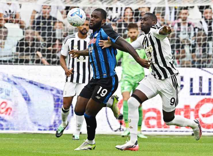 Kolo Muani mentre viene affrontato da Kessie dell'Atalanta