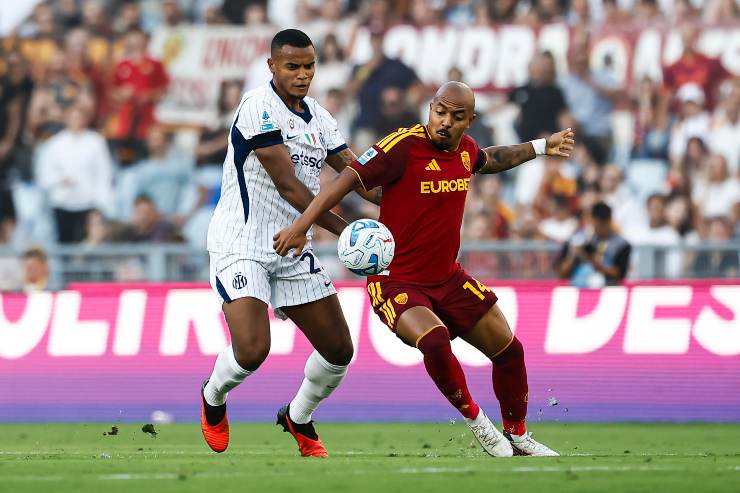 Malen mentre viene contrastato da un difensore dell'Inter