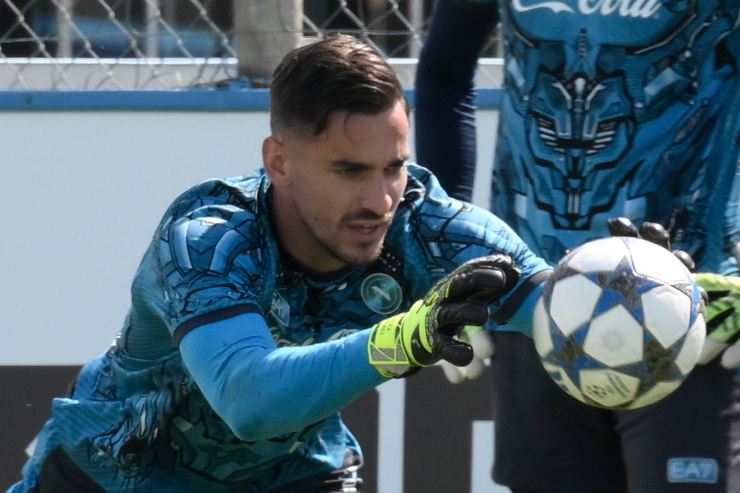 Il portiere del Napoli Meret mentre si riscalda