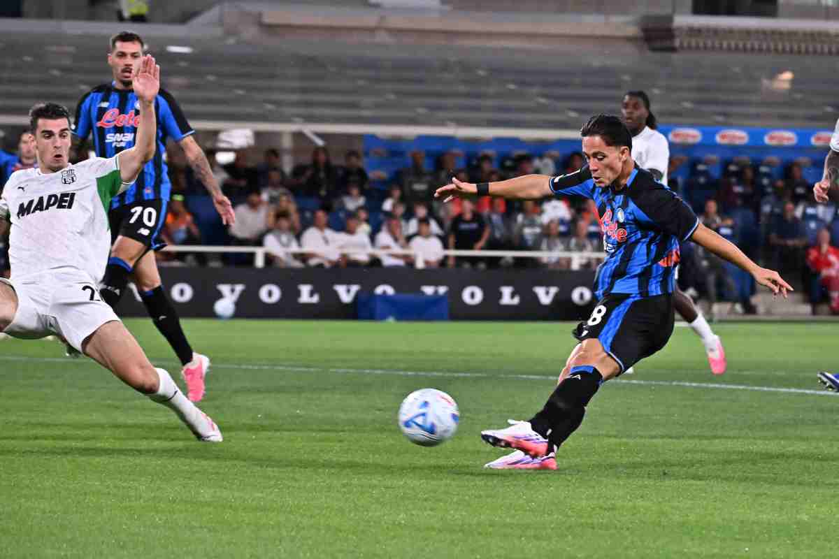 Giacomo Raspadori mentre tenta una conclusione in porta