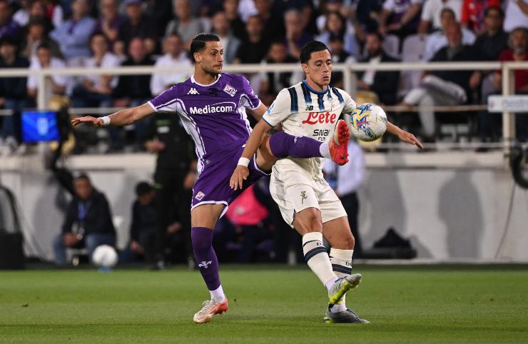 Raspadori mentre viene contrastato durante la gara con la Fiorentina