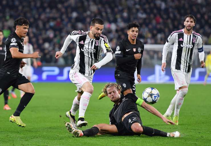 Zhegrova durante una fase di una gara di serie A con la Juventus
