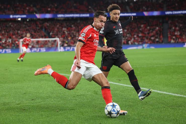 L'esterno offensivo del Bayer Leverkusen Bejn Seghir mentre crossa