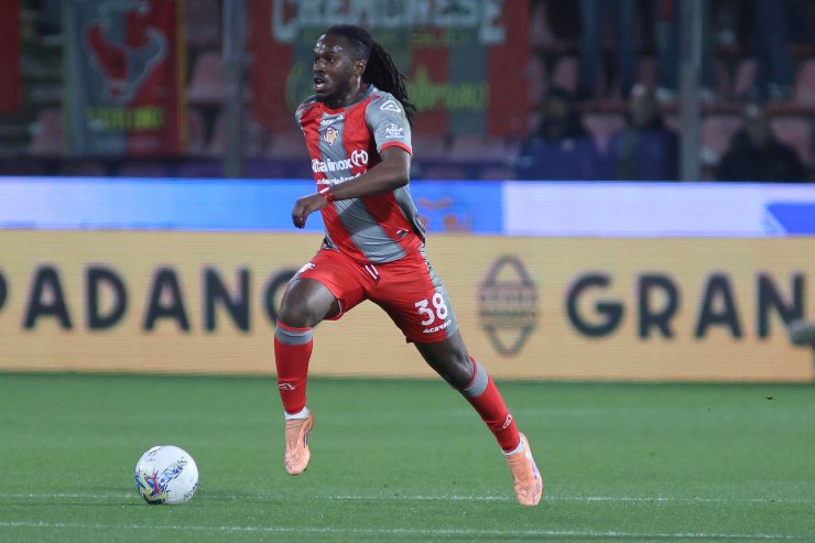 Warren Bondo mentre imposta un'azione offensiva con la maglia della Cremonese