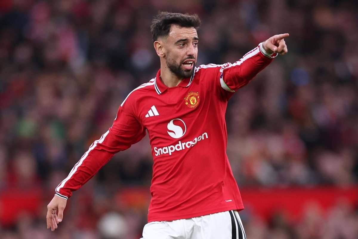 Bruno Fernandes mentre indica la via durante una gara del Manchester United