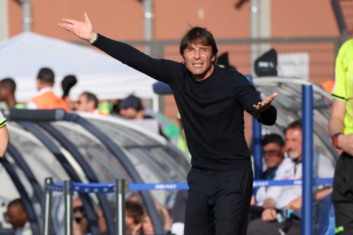 Il tecnico Antonio Conte mentre guida i suoi giocatori