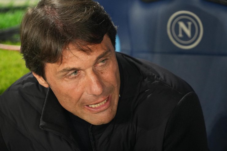 Antonio Conte mentre guida il Napoli dalla panchina