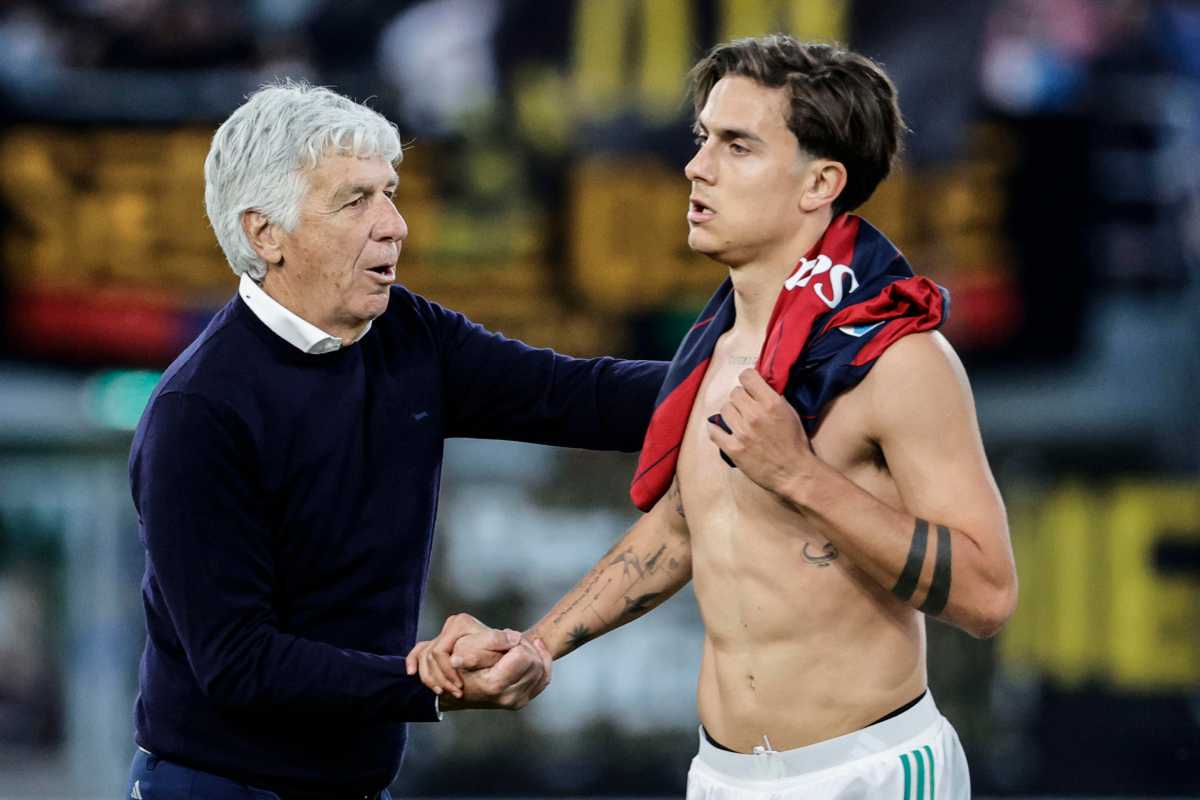 Dybala mentre viene celebrato da Gasperini
