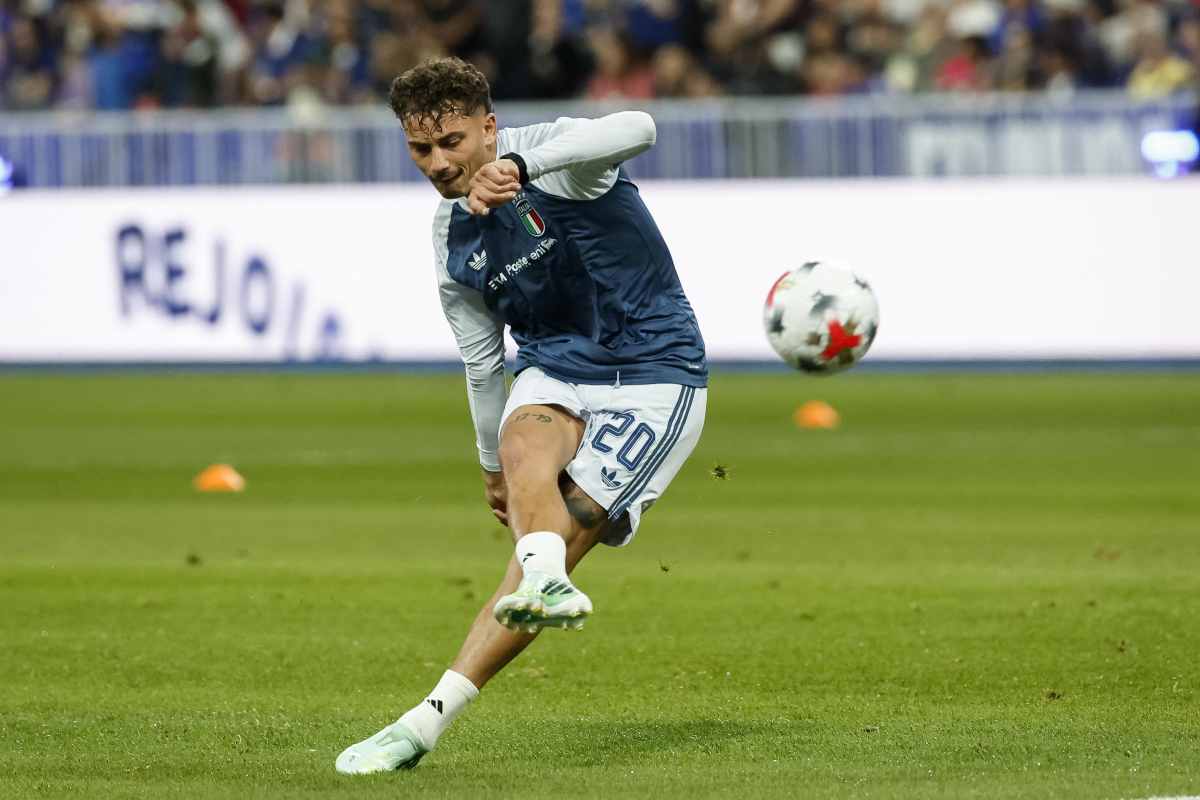 Sebastiano Esposito durante il riscaldamento della nazionale
