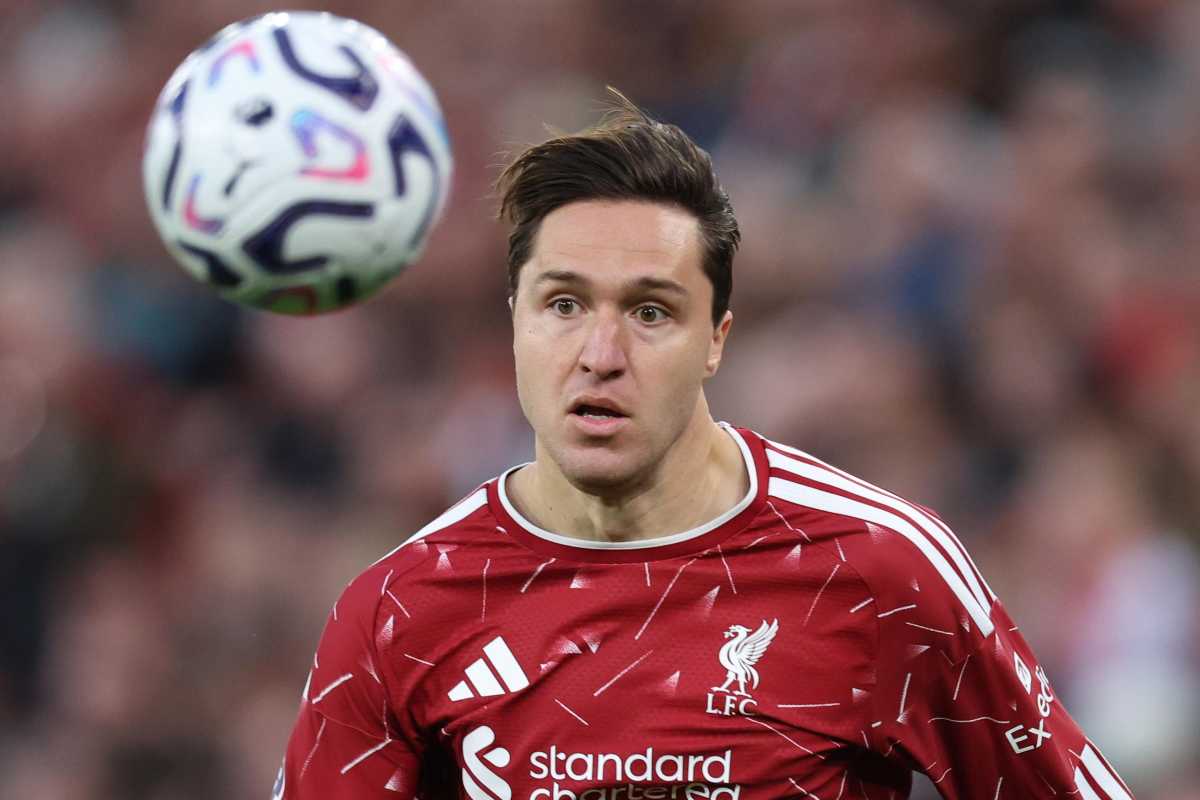 Federico Chiesa mentre cerca di vincere un contrasto