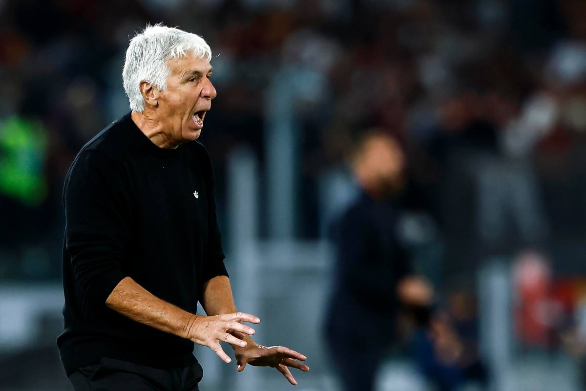 Gasperini mentre dà direttive ai suoi giocatori