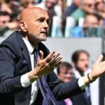 Luciano Spalletti mentre discute con un arbitro in campo