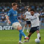 McTominay mentre contrasta un avversario