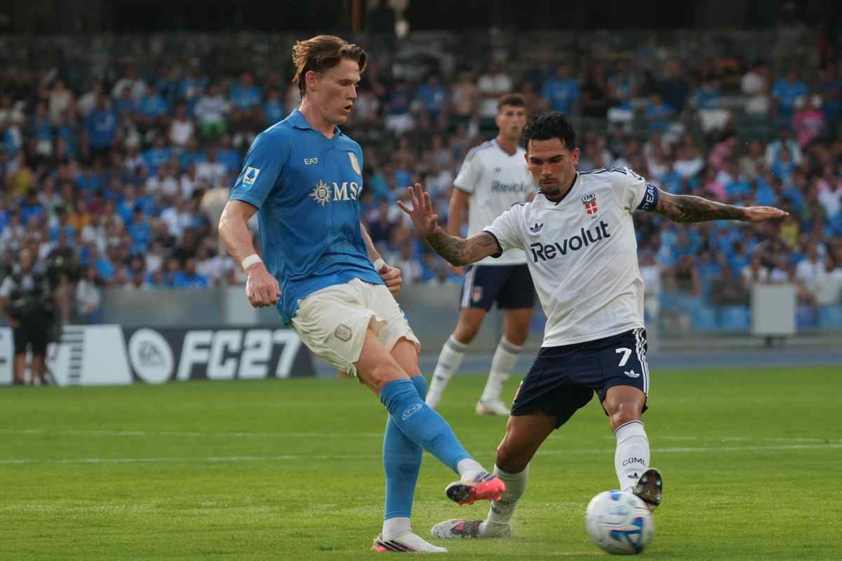McTominay mentre contrasta un avversario