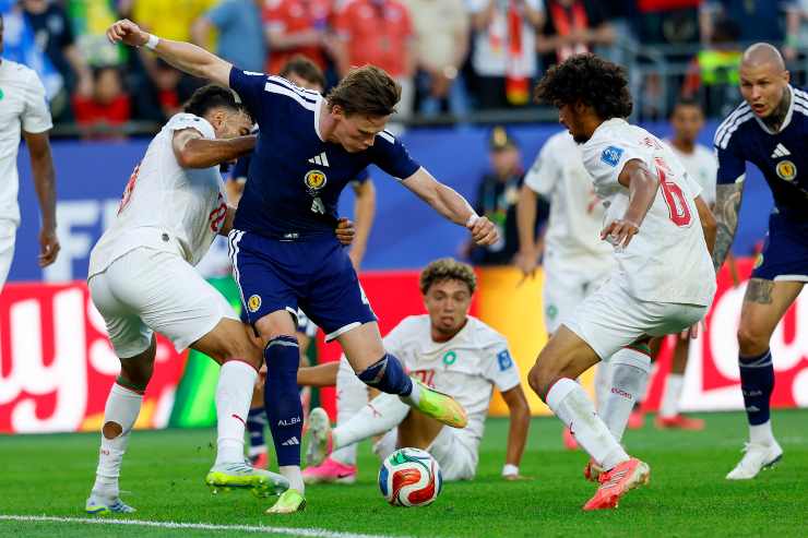McTominay mentre contrasta avversari durante i mondiali con la Scozia