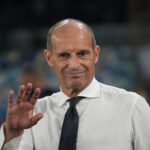 Max Allegri mentre parla con la panchina del suo Napoli