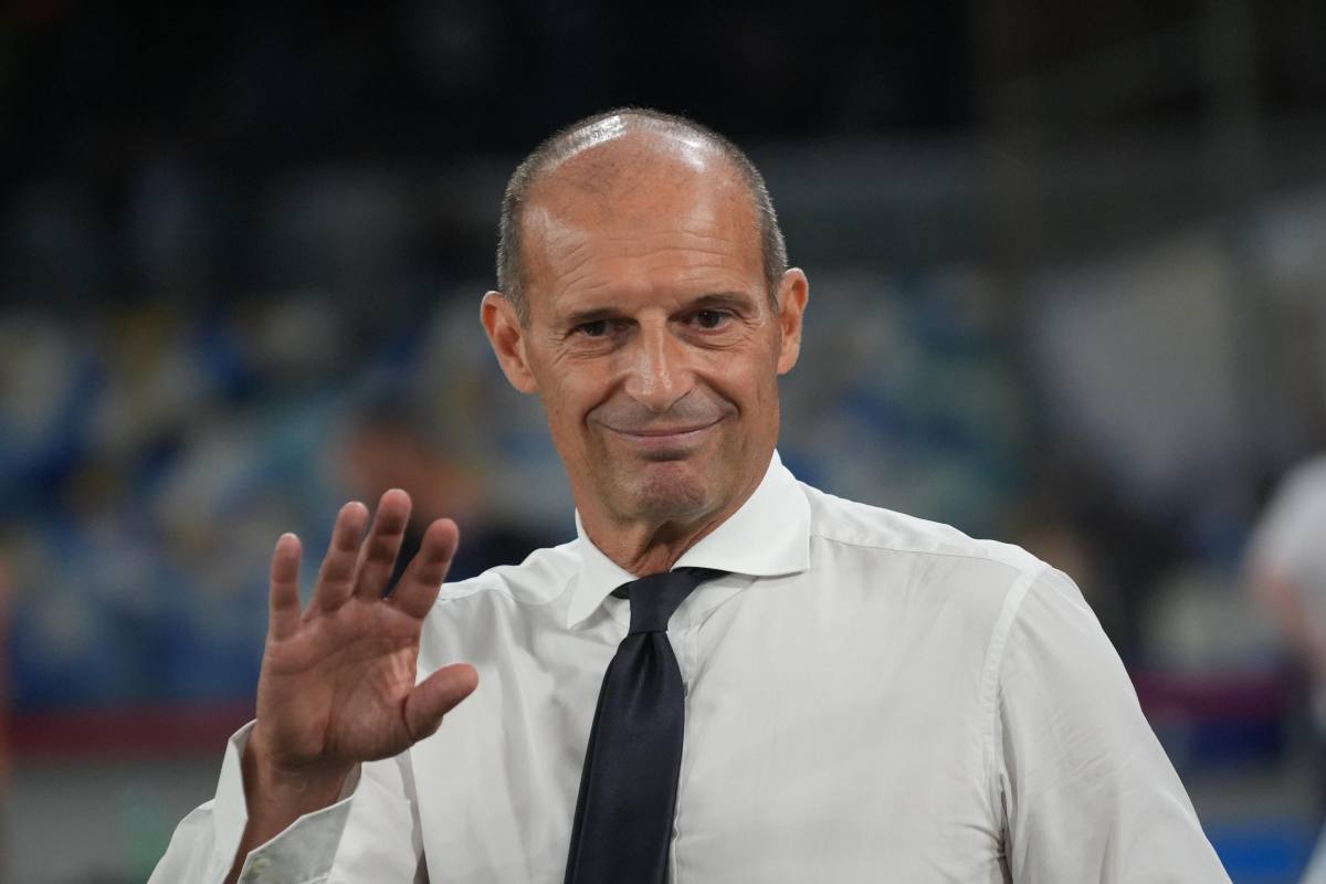 Max Allegri mentre parla con la panchina del suo Napoli
