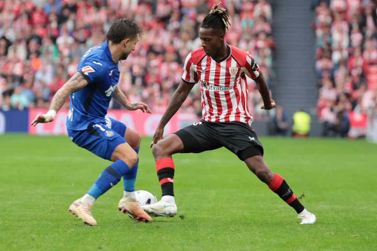 Nico Williams mentre cerca di entrare in porta dribblando un avversario