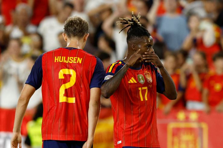 Nico Williams mentre esulta dopo un gol con la Spagna