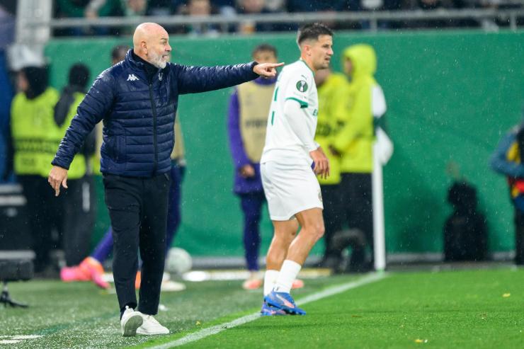 Stefano Pioli mentre tentava di spiegare la sua filosofia ai giocatori arabi