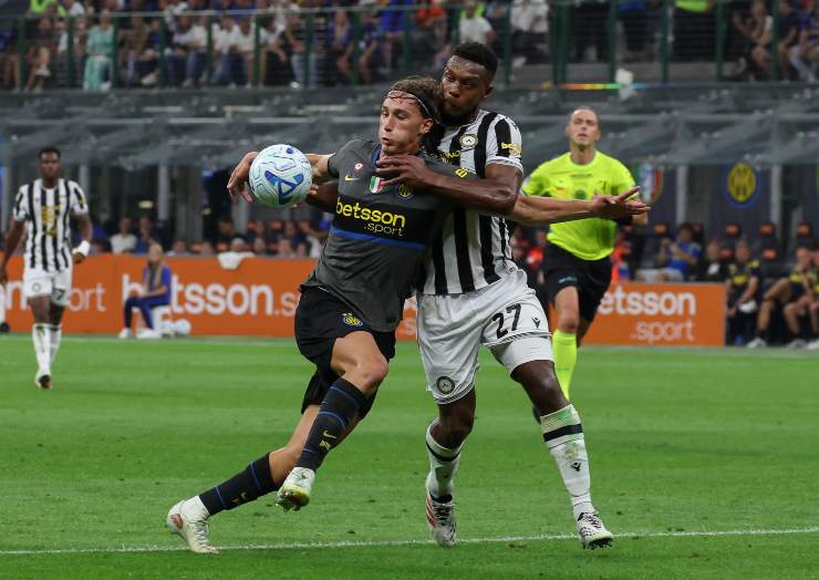 Pio Esposito mentre viene contrastato da un giocatore dell'Udinese