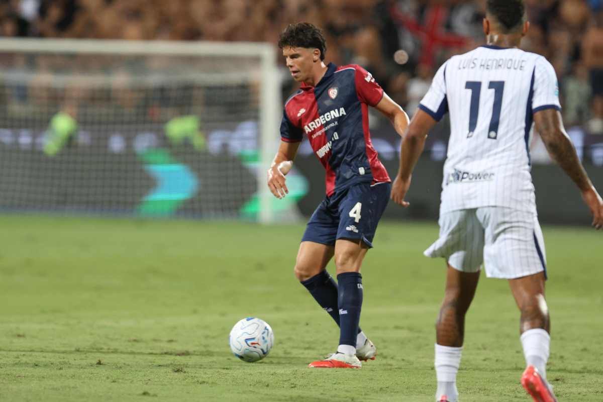 Alessandro Romano mentre è in azione con la maglia del Cagliari