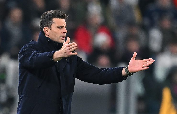 Thiago Motta mentre cerca di spiegare ai suoi giocatori le posizioni da prendere