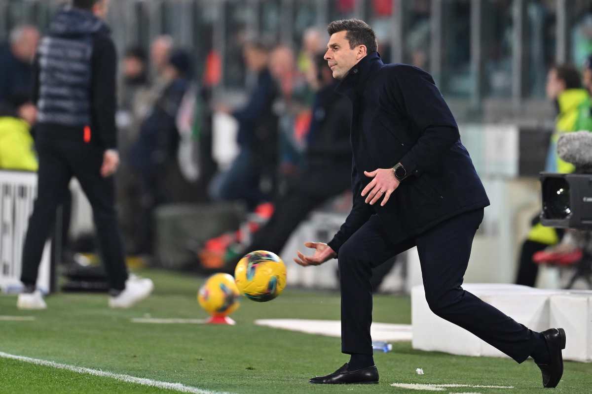 Thiago Motta mentre cerca di ridare un pallone per la ripresa del gioco