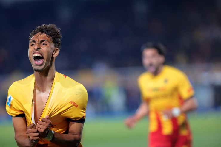 Tiago Gabriel mentre segna con la maglia del Lecce