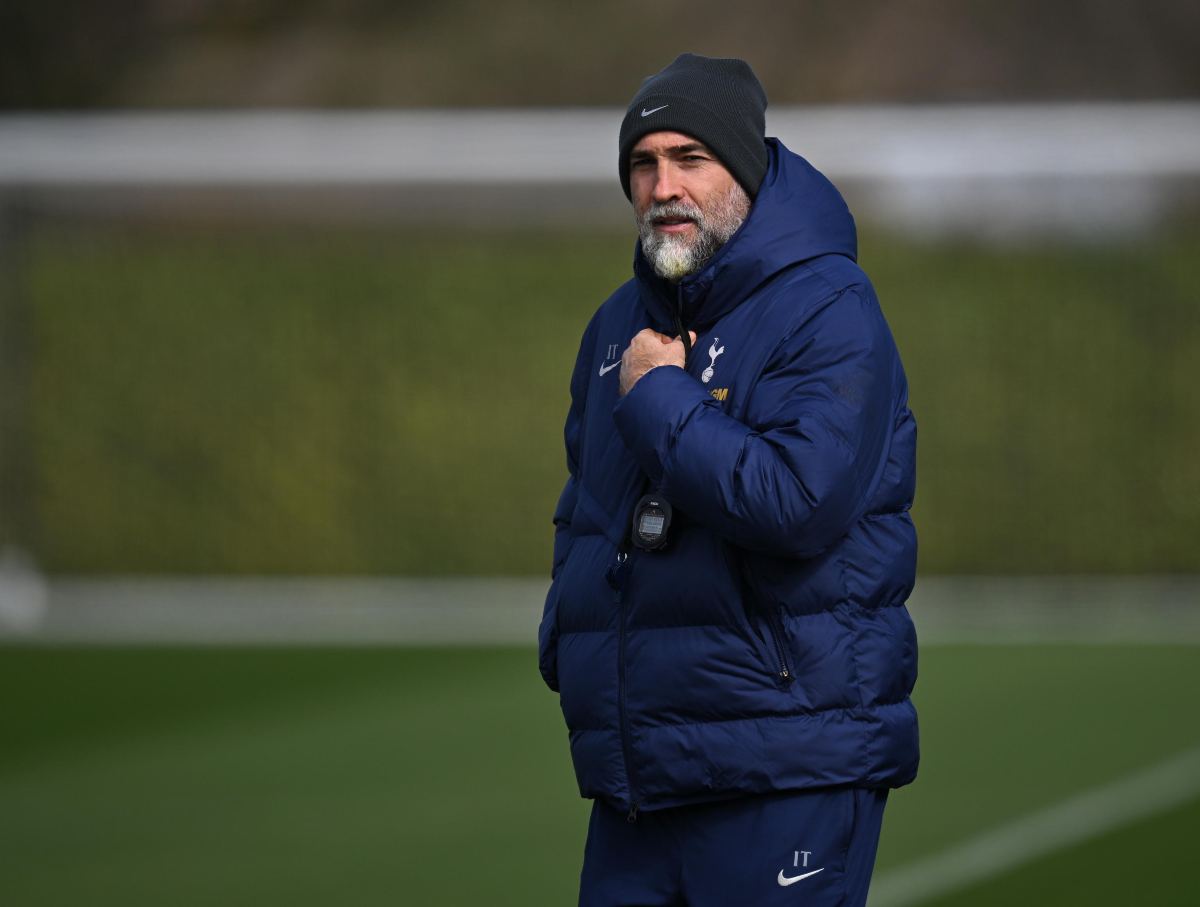 Igor Tudor mentre si trova sul campo d'allenamento