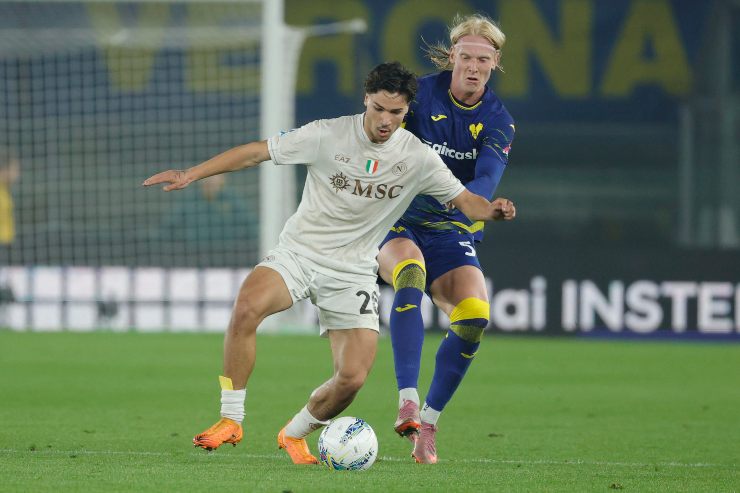 Vergara mentre tenta un dribbling contro un difensore